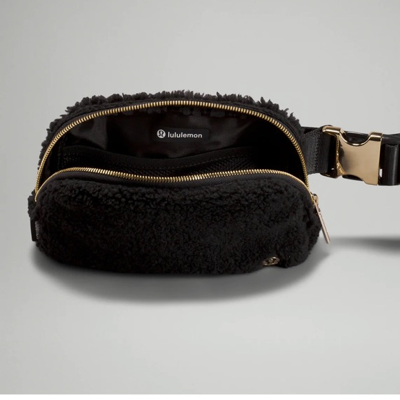 Lululemon Everywhere blk Fleece BeltBag Gold tone hardware - Picture 4 of 13